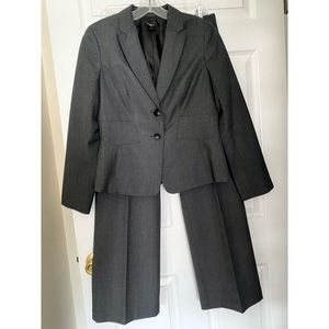 Ann Taylor Signature Pants Suit, Size 8 Petite